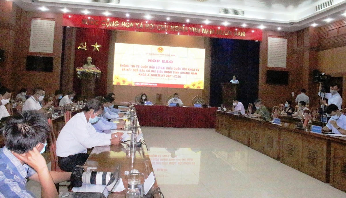 Quang cảnh buổi họp báo công bố kết quả bầu cử.