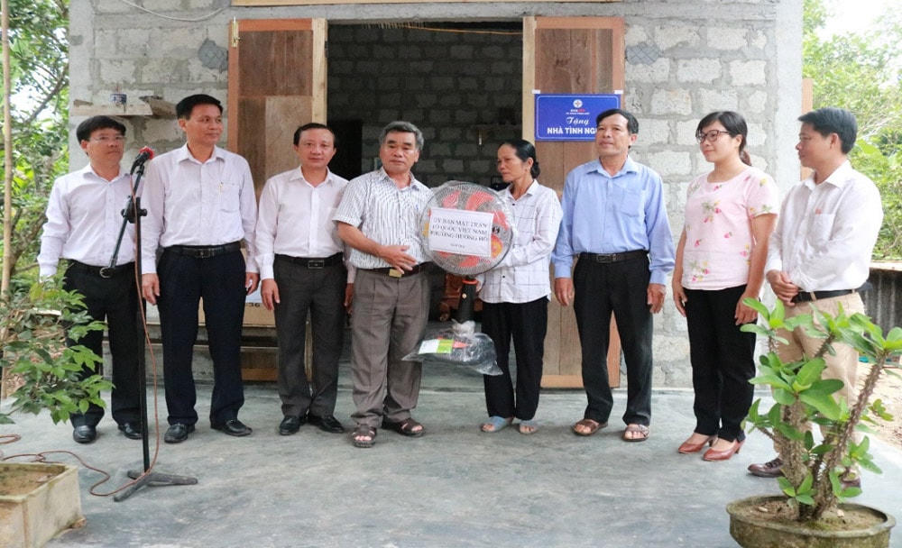 Chú thích ảnh:  H1: Ông Lê Công Phước, Chủ tịch Ủy ban MTTQ phường Hương Hồ tặng quà chúc mừng gia đình anh Nguyễn Văn Đô.