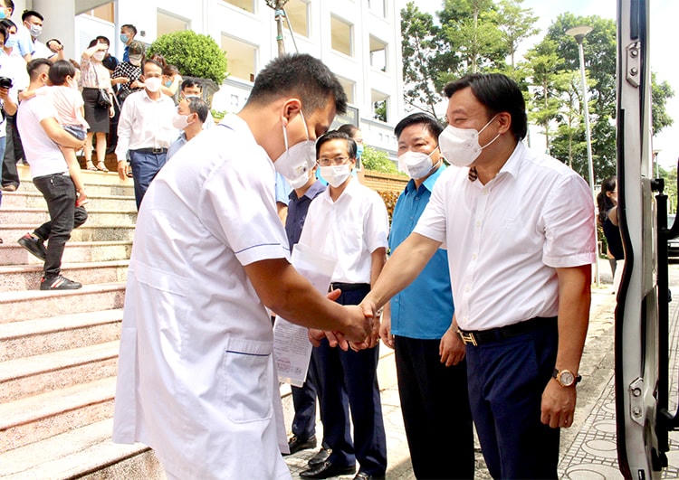 Bác sĩ Nguyễn Huy Ngọc, Giám đốc Sở Y tế Phú Thọ (phải), động viên và khích lệ tinh thần từng cán bộ y tế trước giờ lên đường.