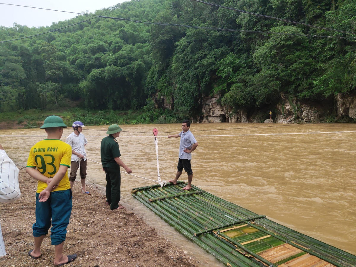 Cán bộ đồn biên phòng Na Mèo tham gia hỗ trợ người dân đối phó với mưa lũ.