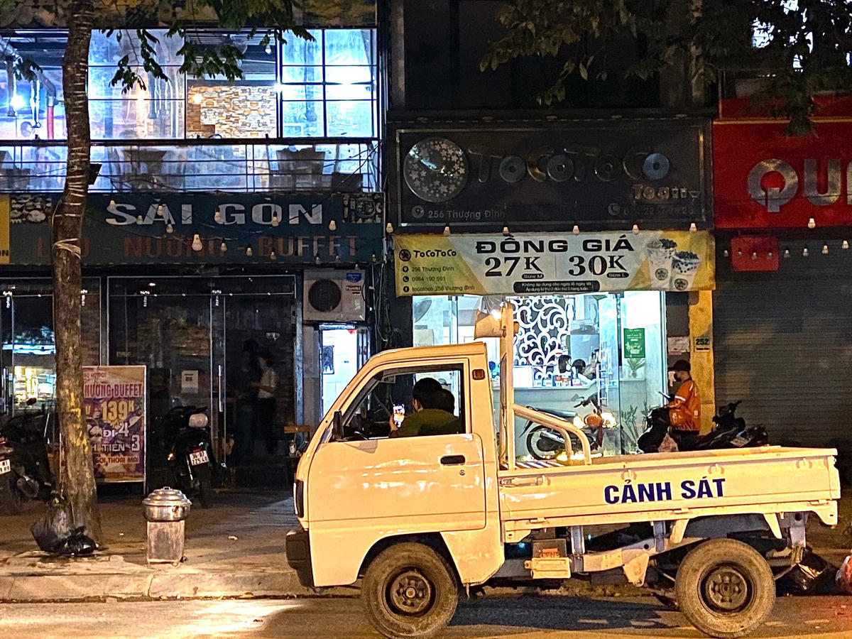 Lực lượng chức năng kiểm tra tại nhiều tuyến phố sau 21h.