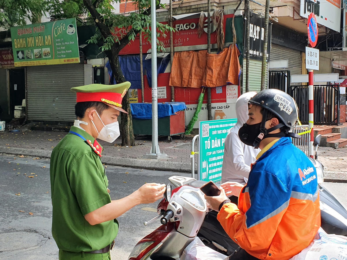 Shipper tại Vùng 1 của Hà Nội chỉ được hoạt động từ 9h đến 20h hàng ngày. Ảnh minh họa: Hoàng Chiến.