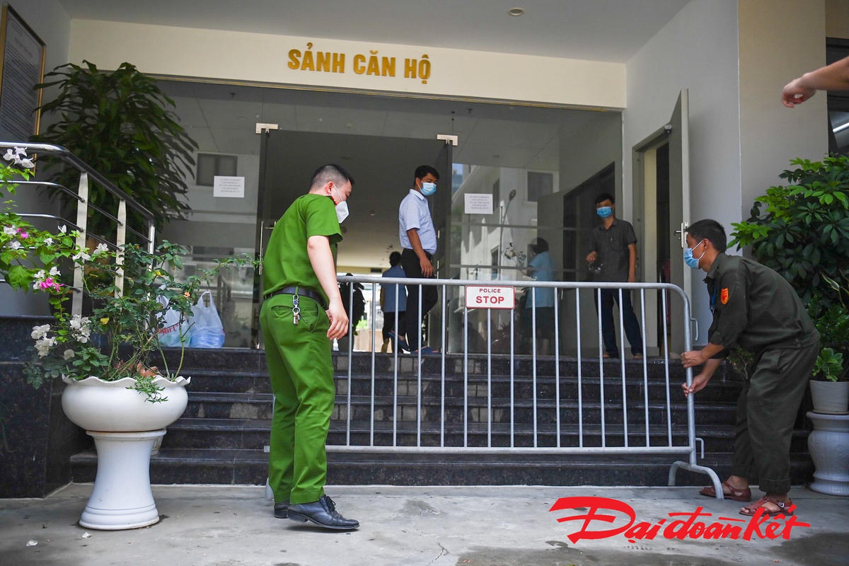 [ẢNH] Cận cảnh biện pháp phòng, dịch tại chung cư có 2 ca dương tính ở Hà Nội