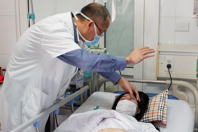 Hiện tại, bệnh nhân mới chỉ thấy được bóng cử động của bàn tay. Phải qua ít nhất vài tuần nữa thì mới có tiến triển.  