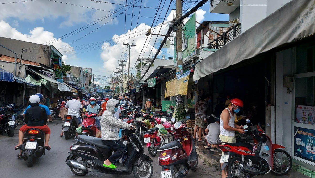 Chợ tự phát nằm trên đường Tân Thới Nhất 08 vẫn hoạt động nhộn nhịp. Ảnh: Trung Lĩnh.