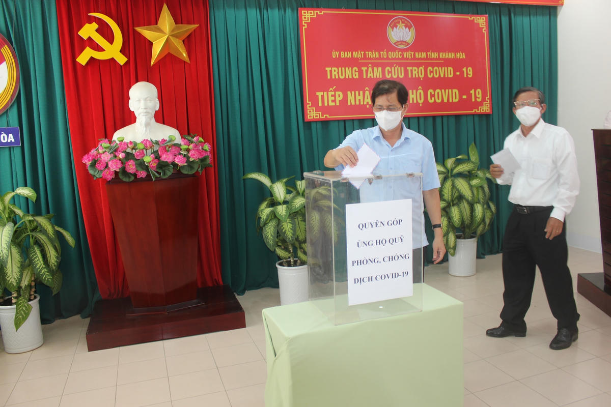 Chủ tịch Nguyễn Tuấn Tuân, ủng hộ quỹ phòng chống Covid-19.