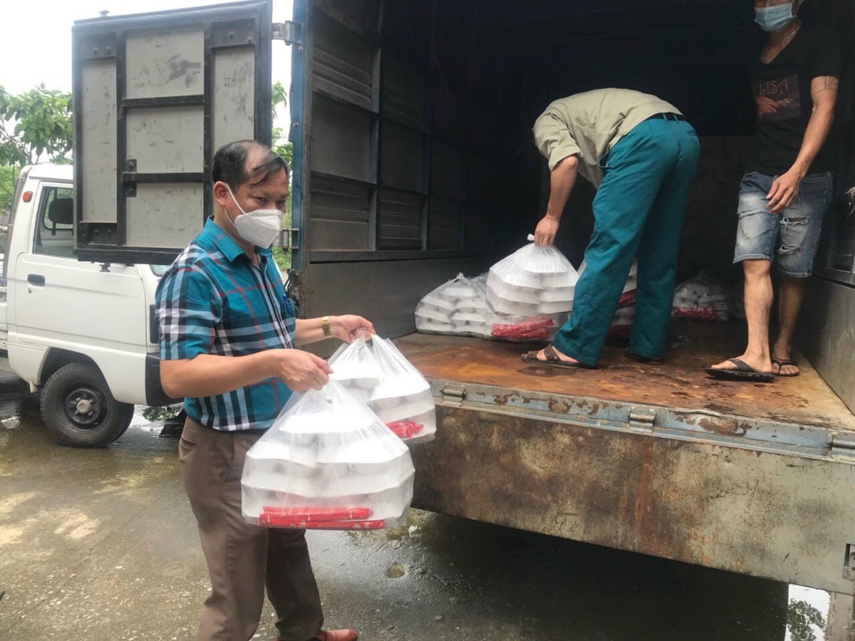 Chủ tịch UBND xã Duyên Thái đang vận chuyển những xuất cơm từ nhà chùa trên địa bàn xã trao tặng cho 2 khu cách ly trên địa bàn huyện.