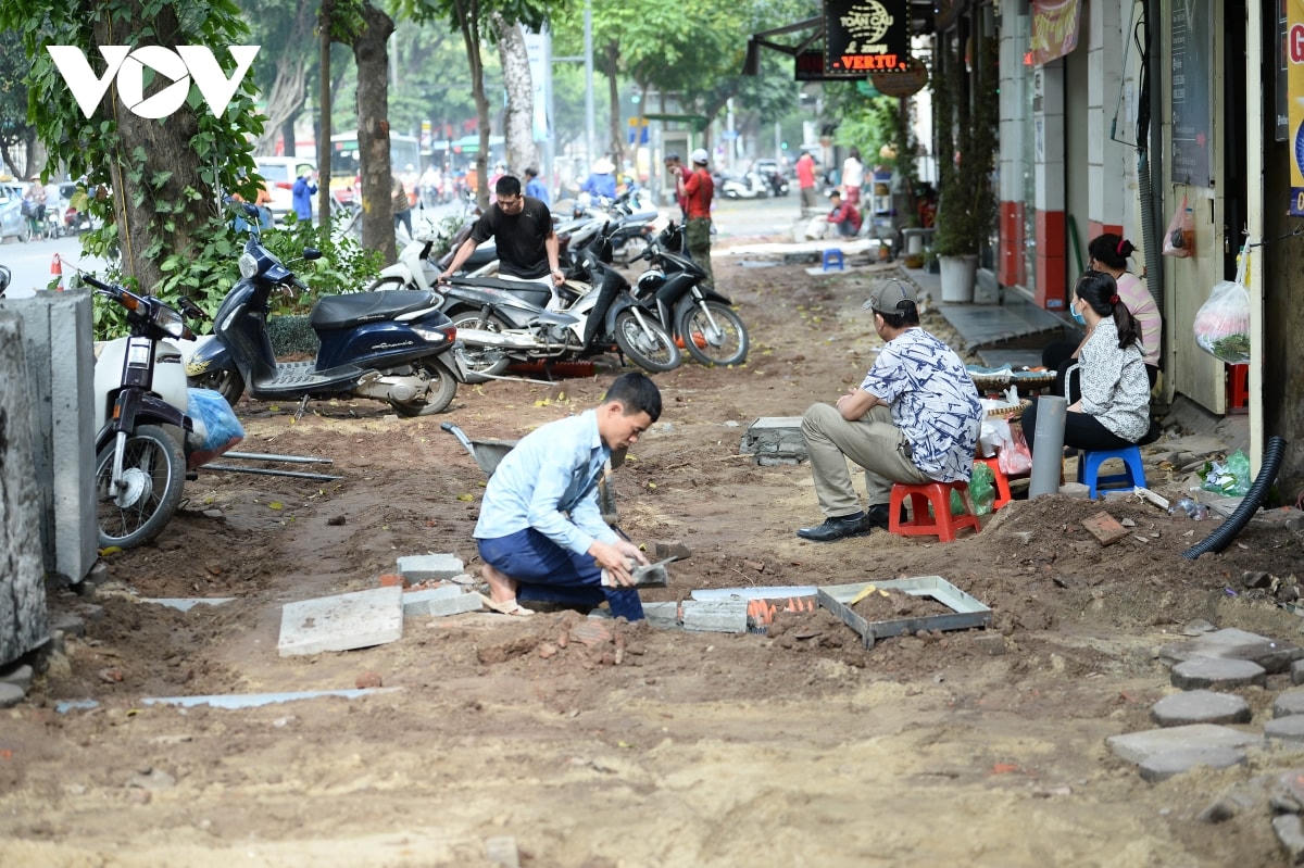 Những ngày gần đây ở hàng loạt vỉa hè trên các tuyến phố lớn như Hai Bà Trưng, Khâm Thiên, Tôn Đức Thắng,... của Thủ đô Hà Nội bị cày xới lên để phục vụ lát đá "vĩnh cửu".  