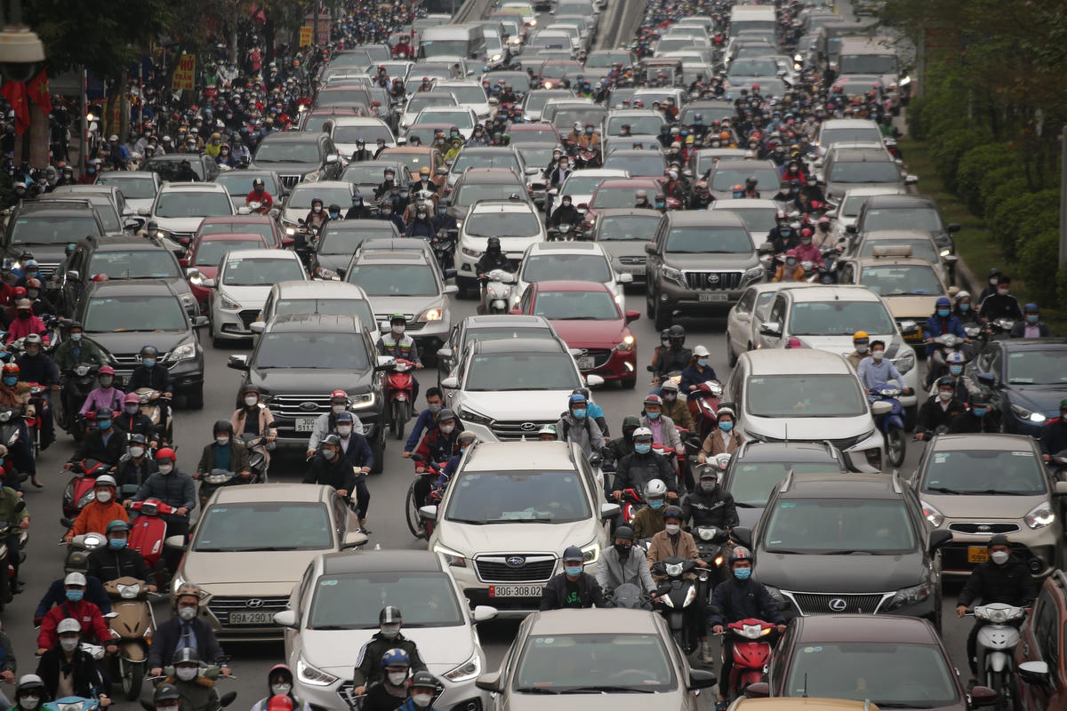 Các phương tiện di chuyển khá vất vả trong ngày đầu tuần đi làm.