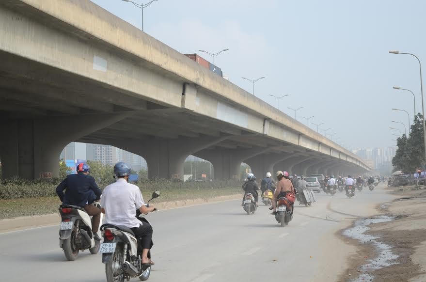 Đường Nguyễn Xiển (Hà Nội) hiện tại đã mở rộng thêm làn đường. Tuy nhiên con đường này cũng thường xuyên xảy ra tình trạng ùn tắc và đầy khói bụi.