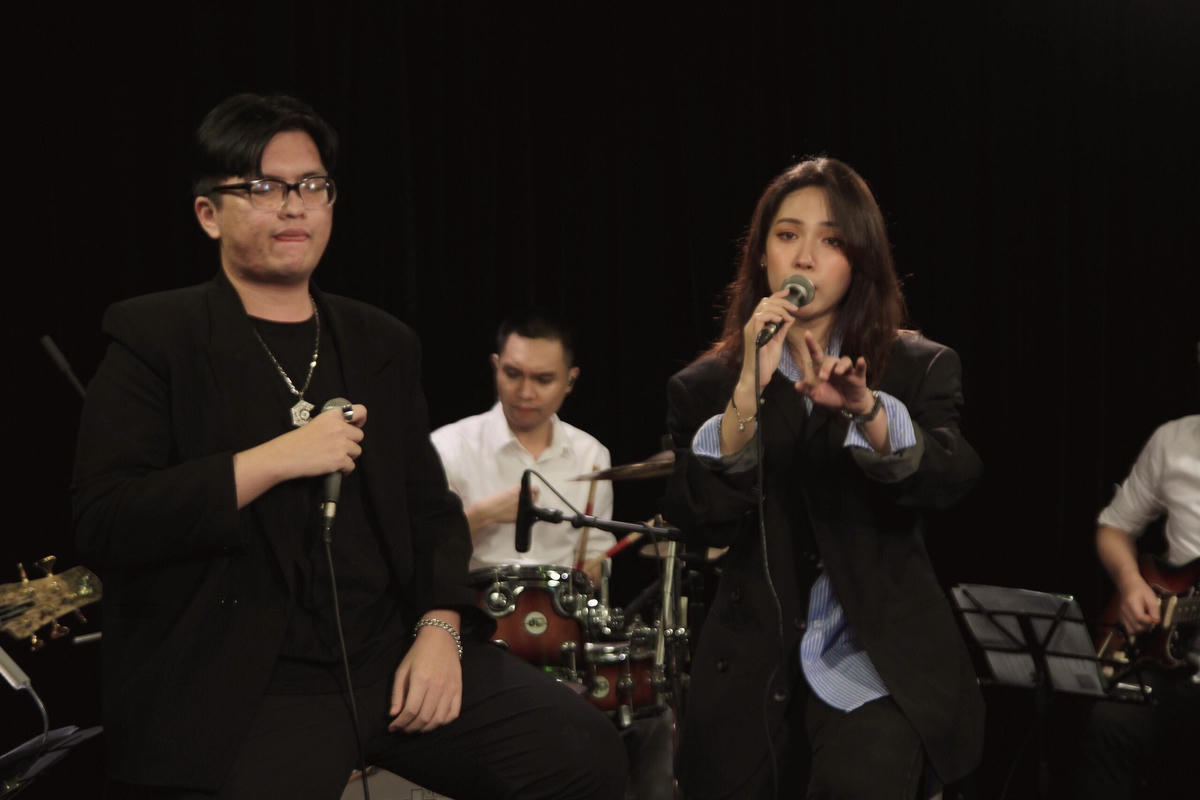 Cara ngày càng chứng minh bản lĩnh sân khấu khi trình diễn một ca khúc live với ban nhạc vô cùng cảm xúc.