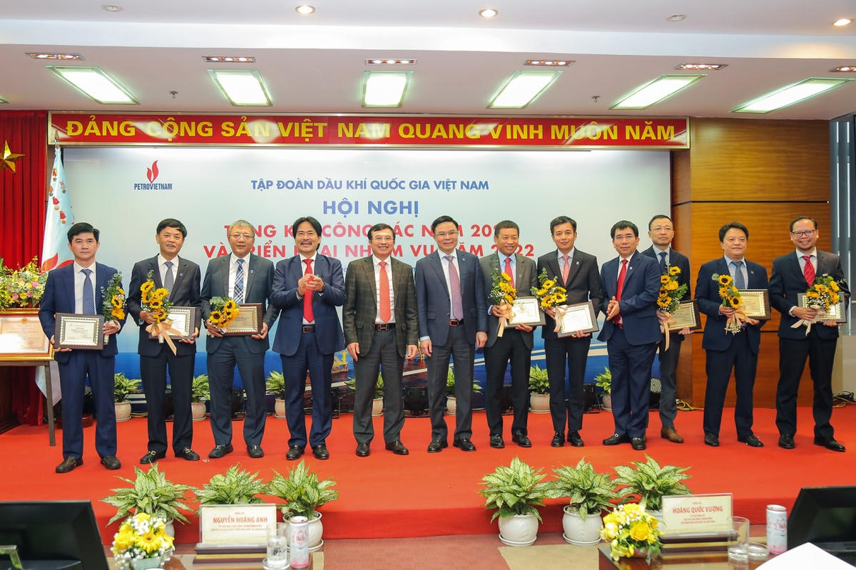 Vinh danh, tặng biểu trưng cho 08 tập thể tiêu biểu trong công tác xây dựng và triển khai chuỗi giá trị ngành Dầu khí.