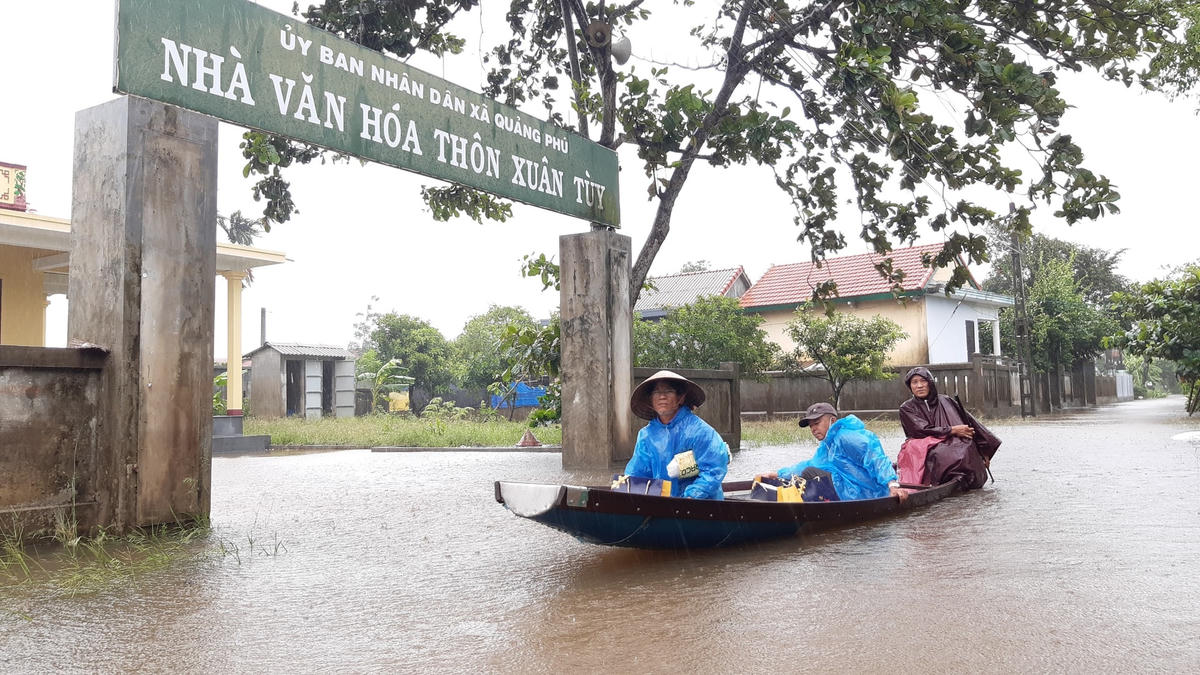 Mưa lớn khiến nhiều nơi trên địa bàn tỉnh Thừa Thiên-Huế bị ngập sâu, một số nơi người dân phải đi lại bằng thuyền.