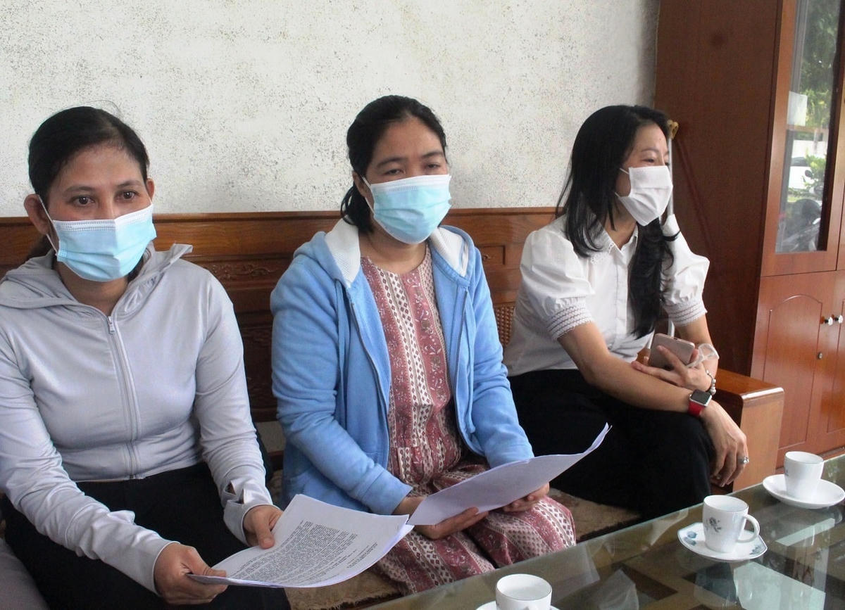 Một số nhân viên hợp đồng đang lo lắng nguy cơ mất việc.  