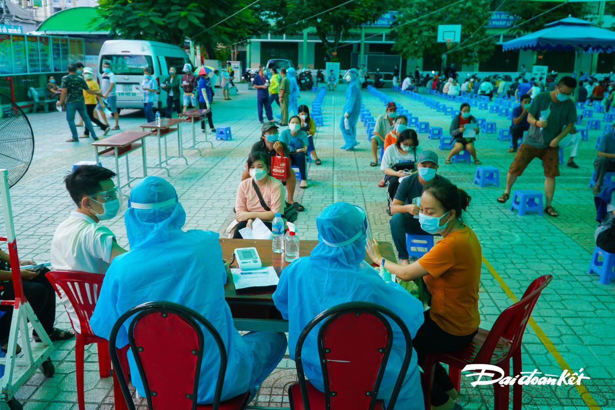 Khu vực ngồi chờ tiêm được bố trí rộng, thoáng và giữ khoảng cách.