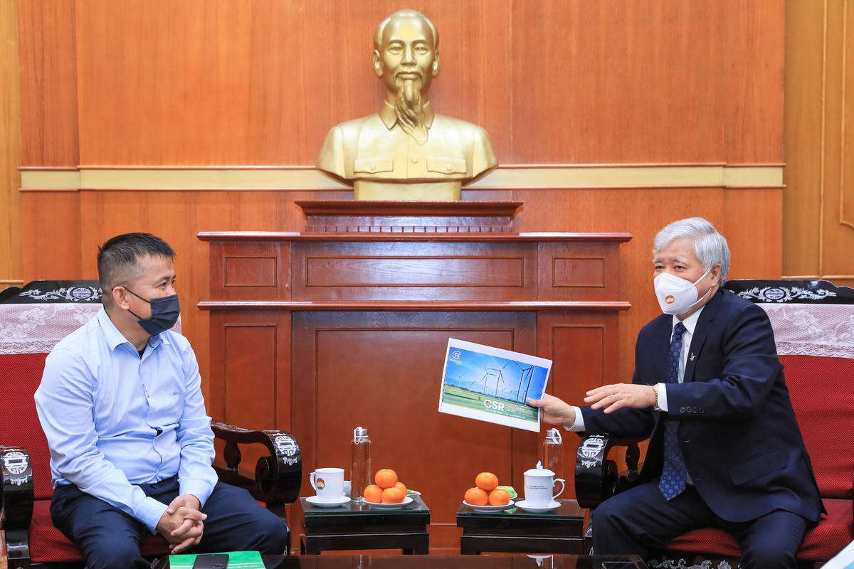 Chủ tịch UBTƯ MTTQ Việt Nam Đỗ Văn Chiến trao đổi cùng Chủ tịch HĐQT Trungnam Group Nguyễn Tâm Thịnh. Ảnh: Quang Vinh.