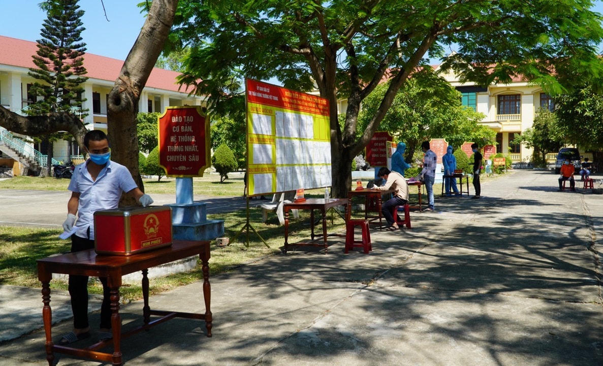 Việc bầu cử ở khu cách ly trường Quân sự tỉnh cũ (Trung đoàn 996) diễn ra an toàn.