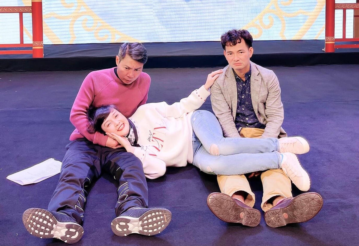 NSND Công Lý xuất hiện ở sân khấu Táo Quân, cùng Vân Dung, Xuân Bắc tham gia buổi chầu trời thu hút sự chú ý từ người hâm mộ. Ảnh: FBNV. 