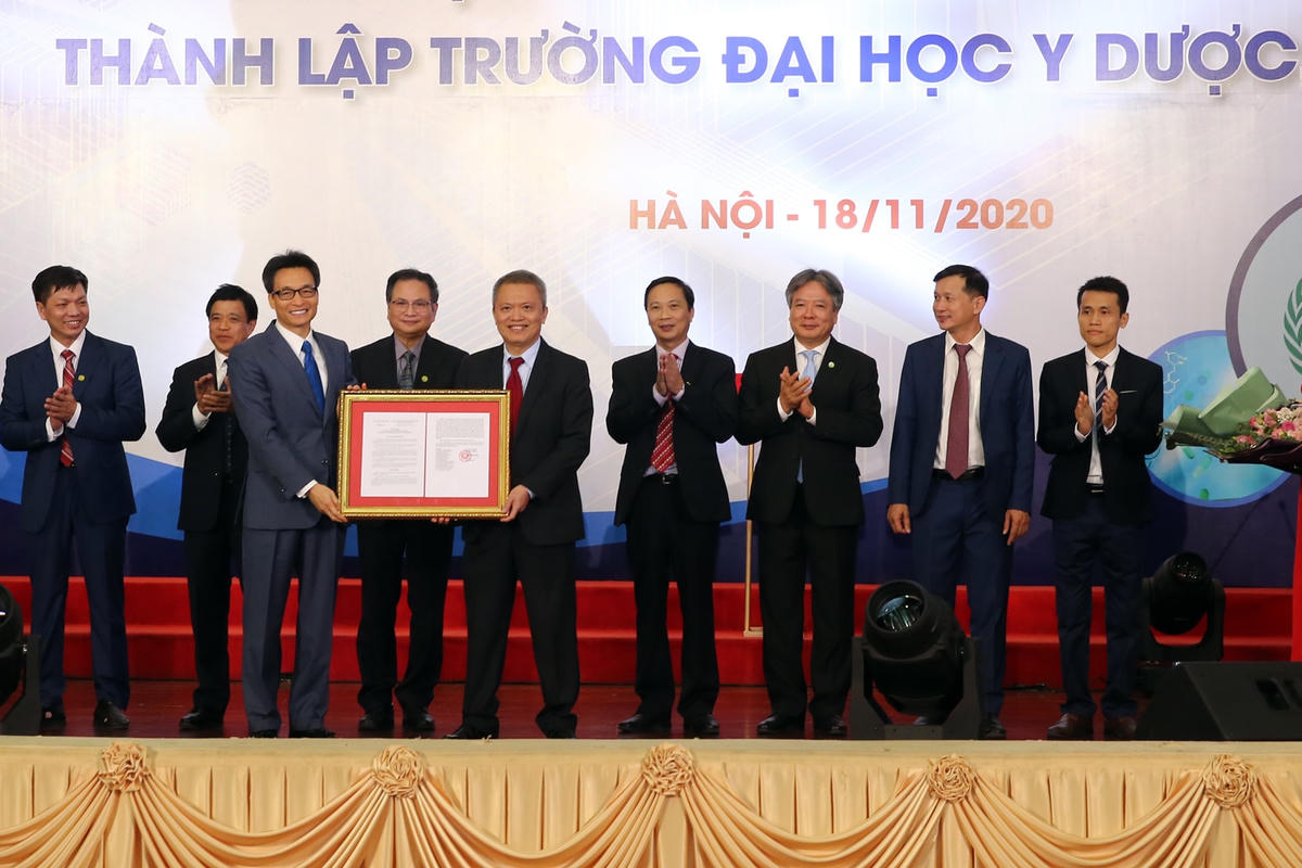 Phó Thủ tướng Vũ Đức Đam trao Quyết định của Thủ tướng Chính phủ thành lập Trường ĐH Y Dược. Ảnh: VGP.  