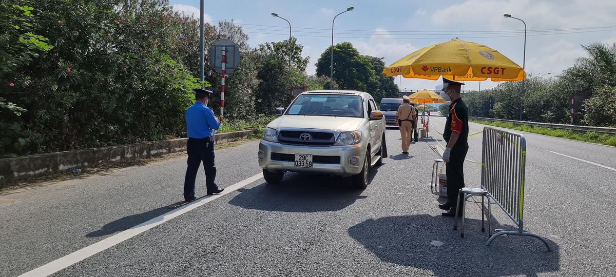 Tất cả các phương tiện ra vào vùng 1 đều bị kiểm tra. Ảnh: Nam Anh.