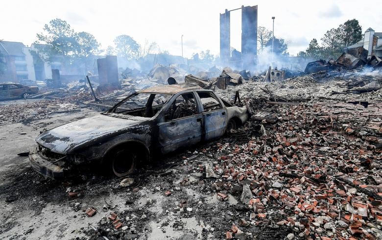 Một tòa nhà chung cư bốc cháy trong đêm sau khi cơn bão Ida tấn công các căn hộ ở Kenner, Louisiana.