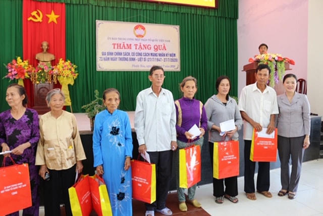 Phó Chủ tịch Trương Thị Ngọc Ánh trao tặng quà cho các gia đình chính sách, người có công tại xã Phước Hòa, huyện Tuy Phước.