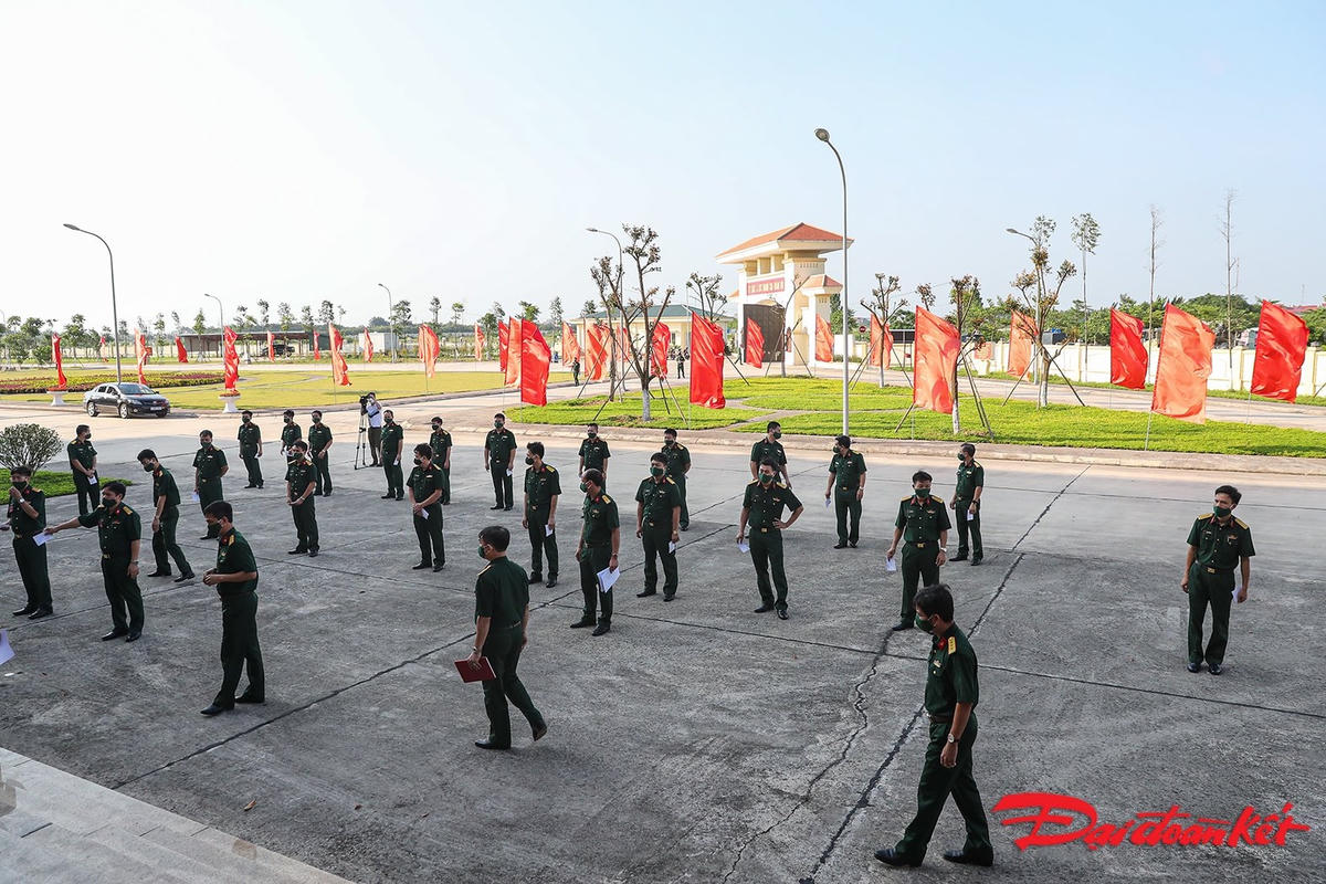 Các cử tri xếp hàng chuẩn bị thực hiện các thủ tục để tham gia bầu cử. Ảnh: Quang Vinh. 