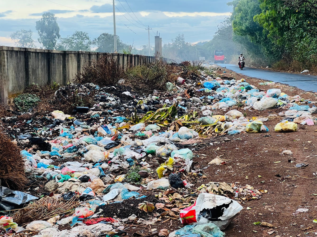 Xã nông thôn mới, rác thải ngập đường.