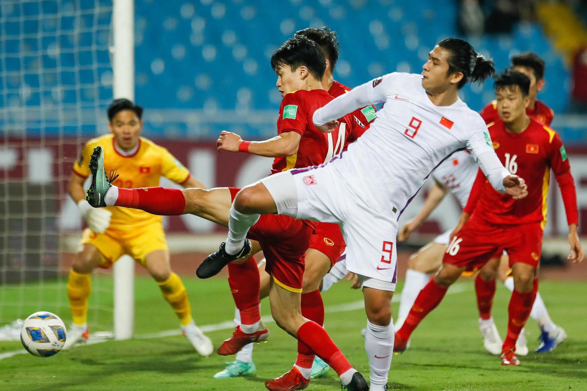 Thủ môn Trần Nguyên Mạnh chơi rất tốt trong suốt hiệp 1 của trận đấu cho đến khi phải ra sân vì đau chân.