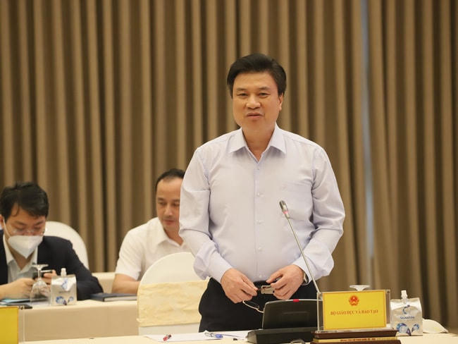 Thứ trưởng Bộ GDĐT Nguyễn Hữu Độ trả lời báo chí.
