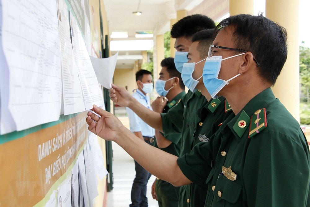 Cử tri thực hiện quyền bầu cử trên cụm đảo Hòn Khoai, Cà Mau. (Ảnh: Kim Há/TTXVN).