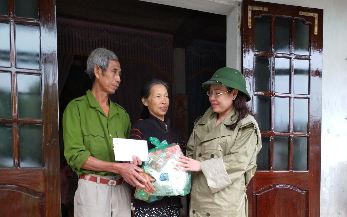 Chủ tịch Ủy ban MTTQ Việt Nam tỉnh Quảng Bình Phạm Thị Hân thăm hỏi một hộ gia đình vừa thoát nạn trong lũ. 