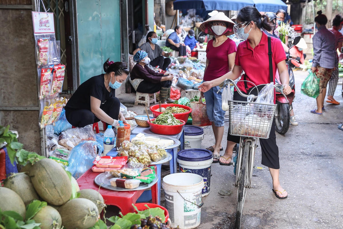 Giá nhiều mặt hàng tại các chợ dân sinh leo thang từng ngày. Ảnh: Phạm Quang Vinh.