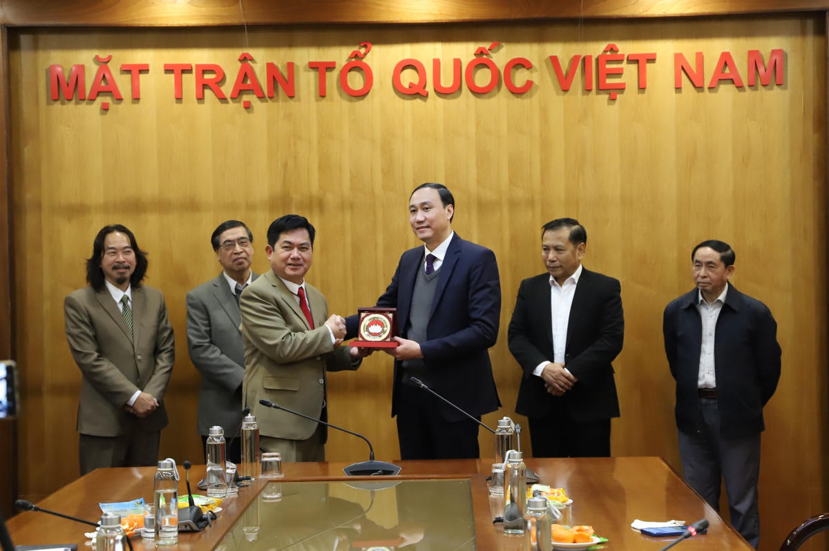 Phó Chủ tịch Phùng Khánh Tài tặng quà lưu niệm cho Luật sư Hoàng Duy Hùng.