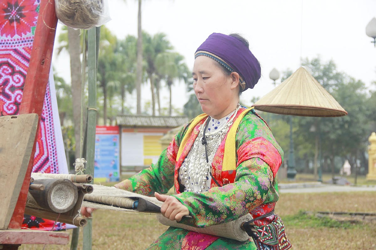 Vẻ đẹp của đồng bào dân tộc Mông (Hà Giang) bên khung dệt.