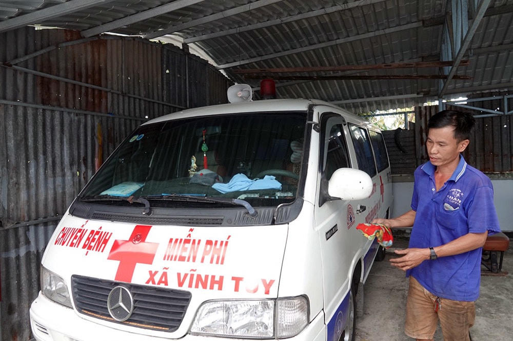 Anh Giang bên chiếc xe chuyển bệnh miễn phí.  