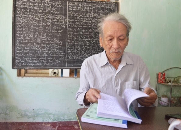 Ông Tạ Phơ vẫn ngày ngày đọc sách, sống cuộc sống bình dị trong căn nhà cấp 4 cũ kỹ của mình.