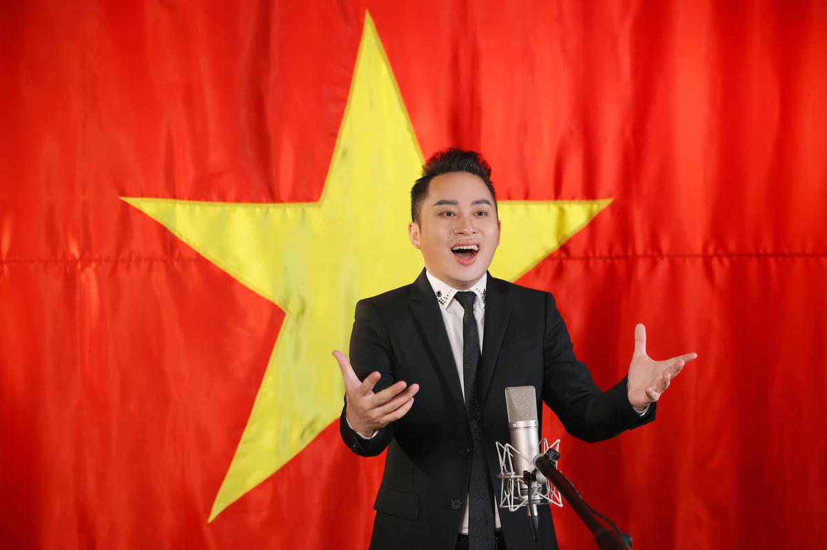 Tùng Dương trong MV nhạc Tiến quân ca.