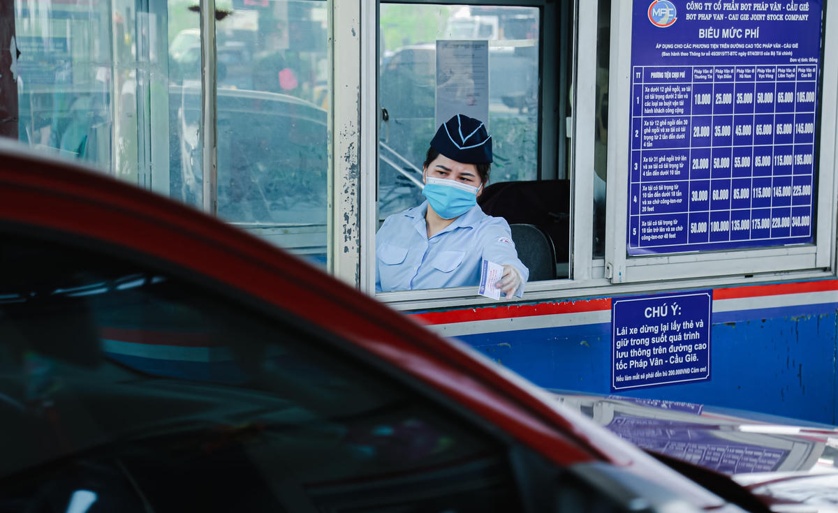 Do quá đông phương tiện, nhiều xe không dán thẻ vẫn đi vào làn thu phí tự động không dừng. Đơn vị quản lý thu phí là Công ty cổ phần BOT Pháp Vân - Cầu Giẽ phải linh động thu phí thủ công cho phương tiện lưu thông.