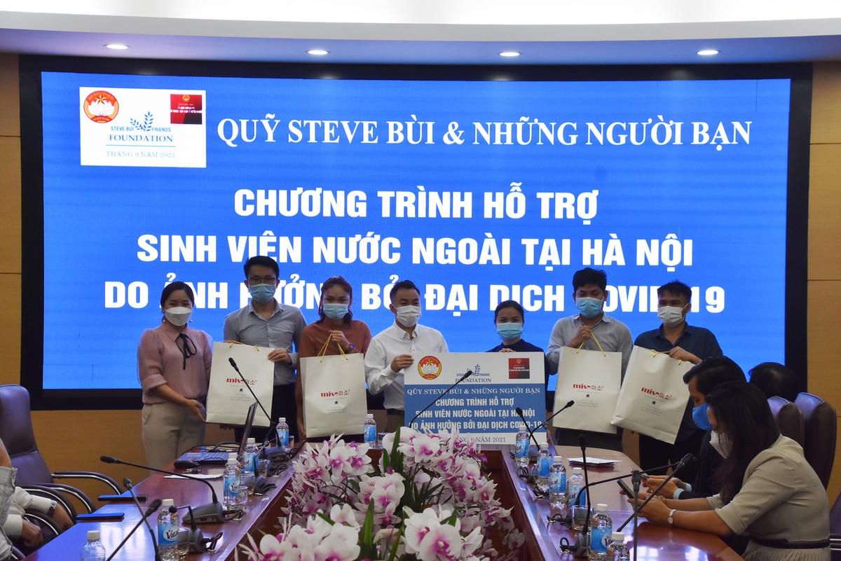 Trao hỗ trợ cho các lưu học sinh tại Trường Đại học Thủy lợi.