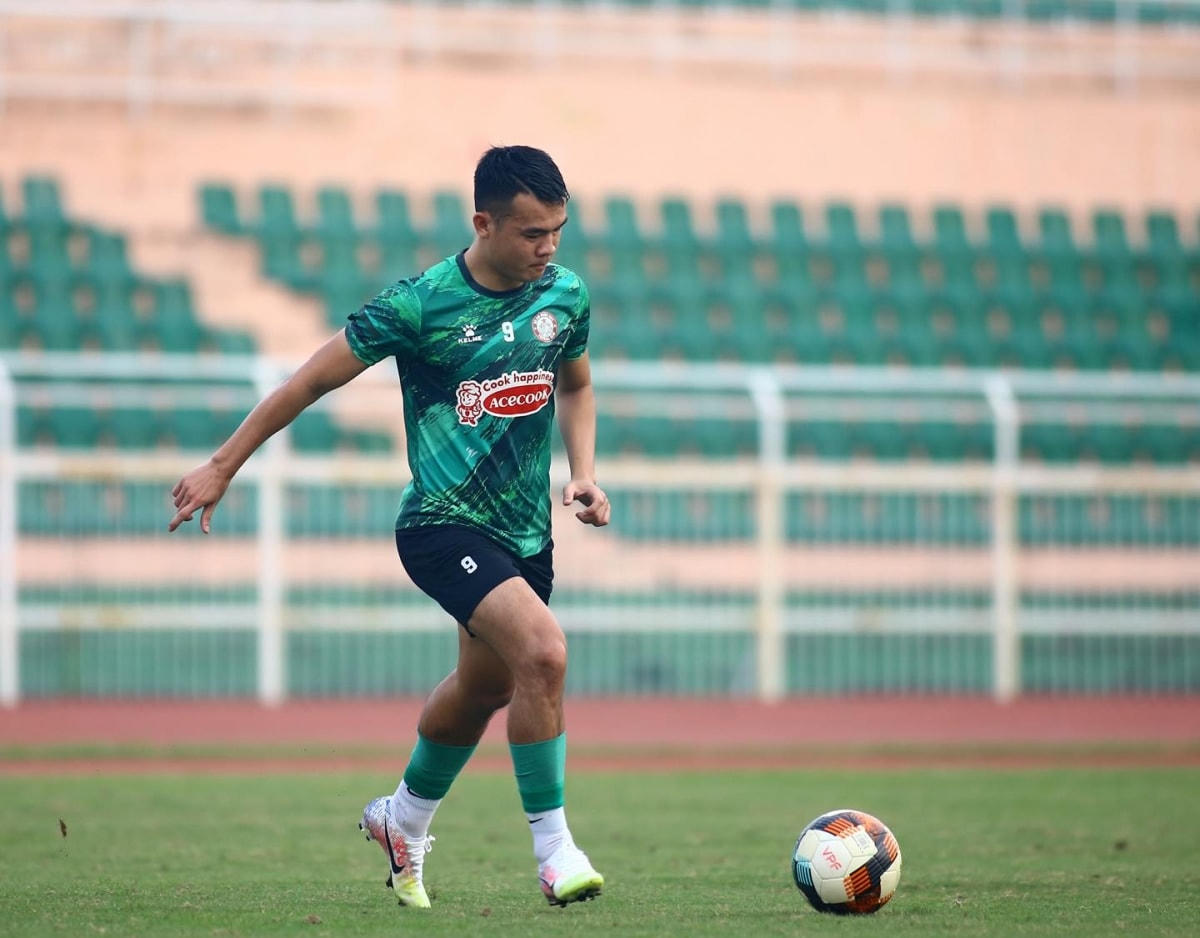 Tiền vệ trung tâm: Ngô Hoàng Thịnh - Tuyển thủ ĐT Việt Nam dưới thời HLV Toshiya Miura, HLV Nguyễn Hữu Thắng và HLV Park Hang Seo.  