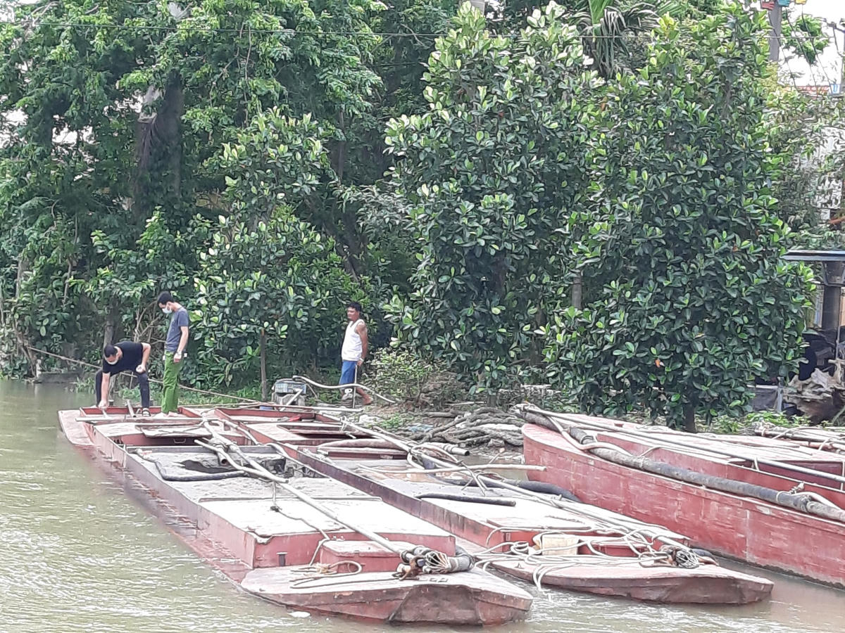 Tổ công tác tạm giữ các phương tiện khai thác cát trộm.