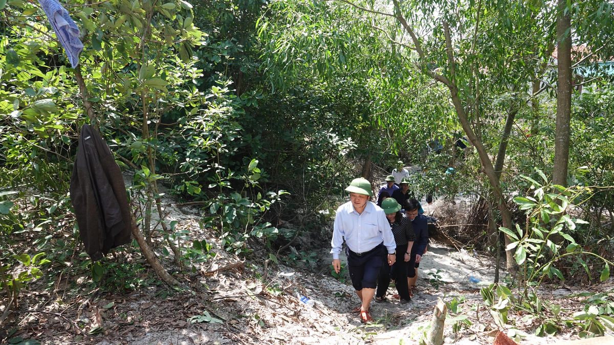 Đoàn đến thăm gia đình chị Nguyễn Thị Hồng ở thôn Bắc Ngũ, xã Gia Ninh, huyện Quảng Ninh.