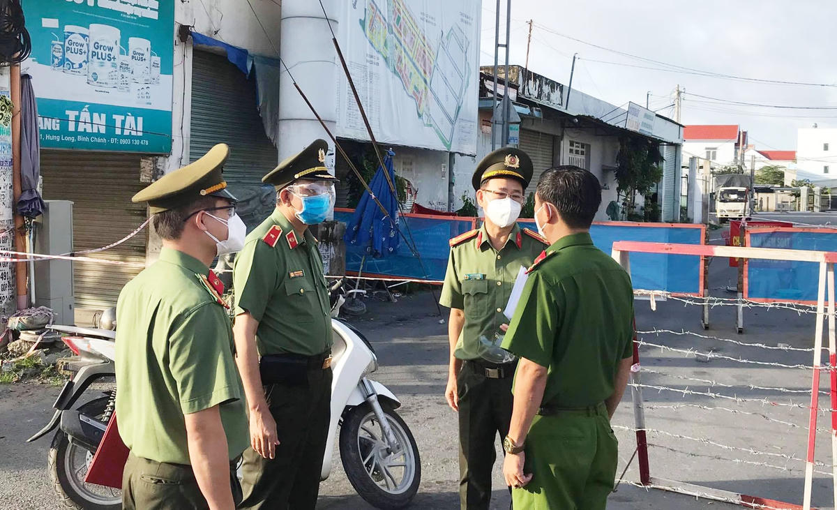 Thiếu tướng Đặng Hoàng Đa, Phó Cục trưởng Cục Xây dựng phong trào bảo vệ an ninh Tổ quốc, Bộ Công an kiểm tra chốt kiểm soát dịch Covid-19 trên địa bàn xã Hưng Long.