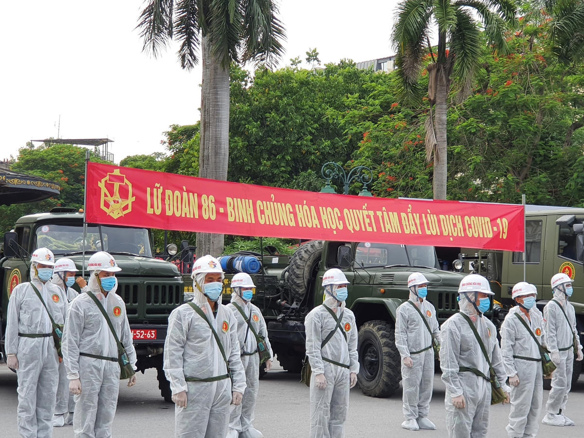 Cũng theo Bộ Tư lệnh hóa học, có đến 180 đồng chí tham gia vào đợt phun khử khuẩn lần này tại các địa điểm thuộc Quận Hoàn Kiếm, Đống Đa và Hoàng Mai.