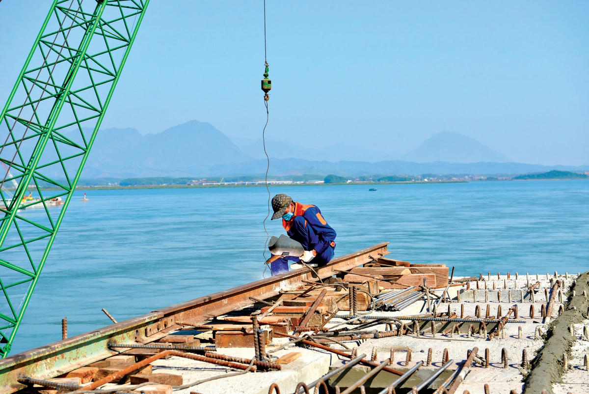 Công nhân hàn gia cố ray của giá lao dầm trên xà mũ trụ.