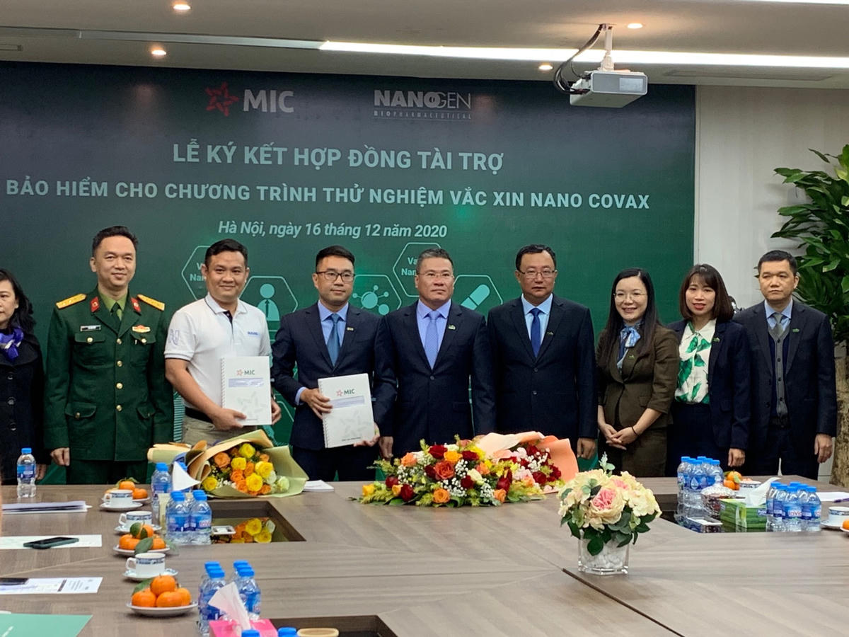 Lễ ký kết hợp đồng tài trợ bảo hiểm cho chương trình thử nghiệm vaccine Nano Covax. (Nguồn: Sưu tầm)
