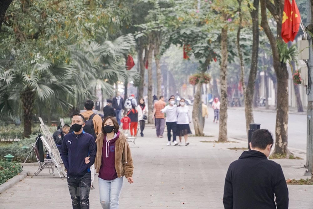 Tuyến đường dọc hồ Gươm cũng chỉ có lác đác người qua lại. (Ảnh: Minh Hiếu/Vietnam+).