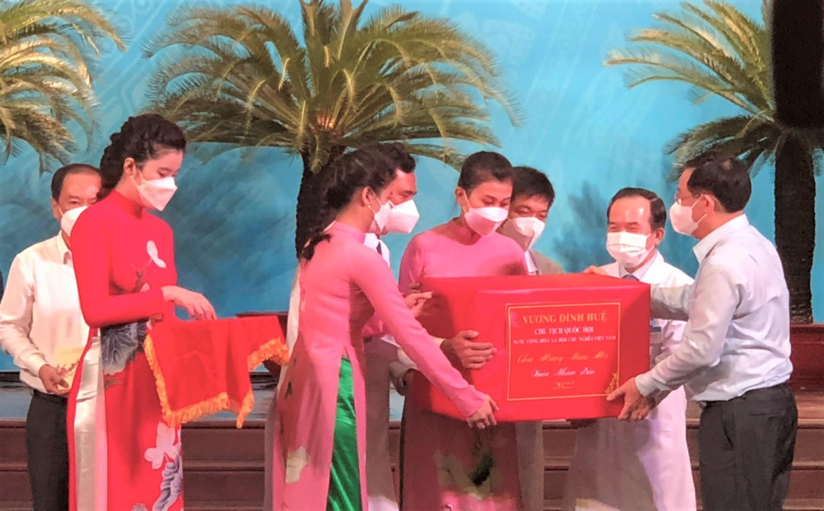 Chủ tịch Quốc hội Vương Đình Huệ tặng quà cho đại diện lực lượng tuyến đầu TP HCM có thành tích xuất sắc trong công tác phòng chống dịch bệnh Covid-19.