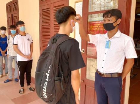 Thí sinh tại các điểm thi ở tỉnh Thái Bình được đo thân nhiệt khi đến làm thủ tục dự thi.